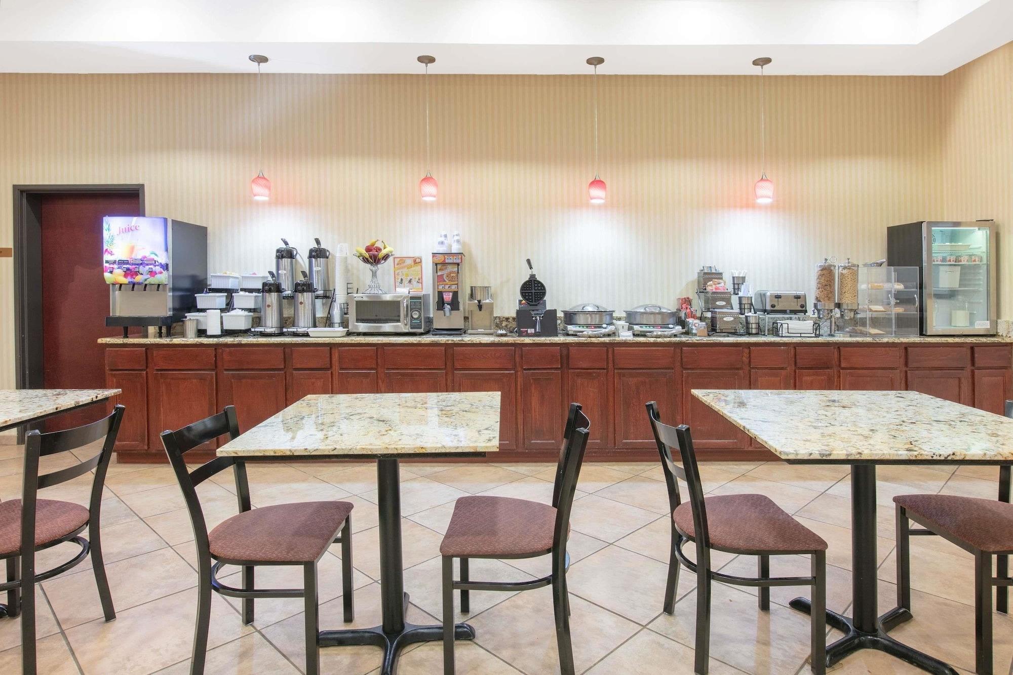 Hotel Baymont By Wyndham Mccomb Esterno foto