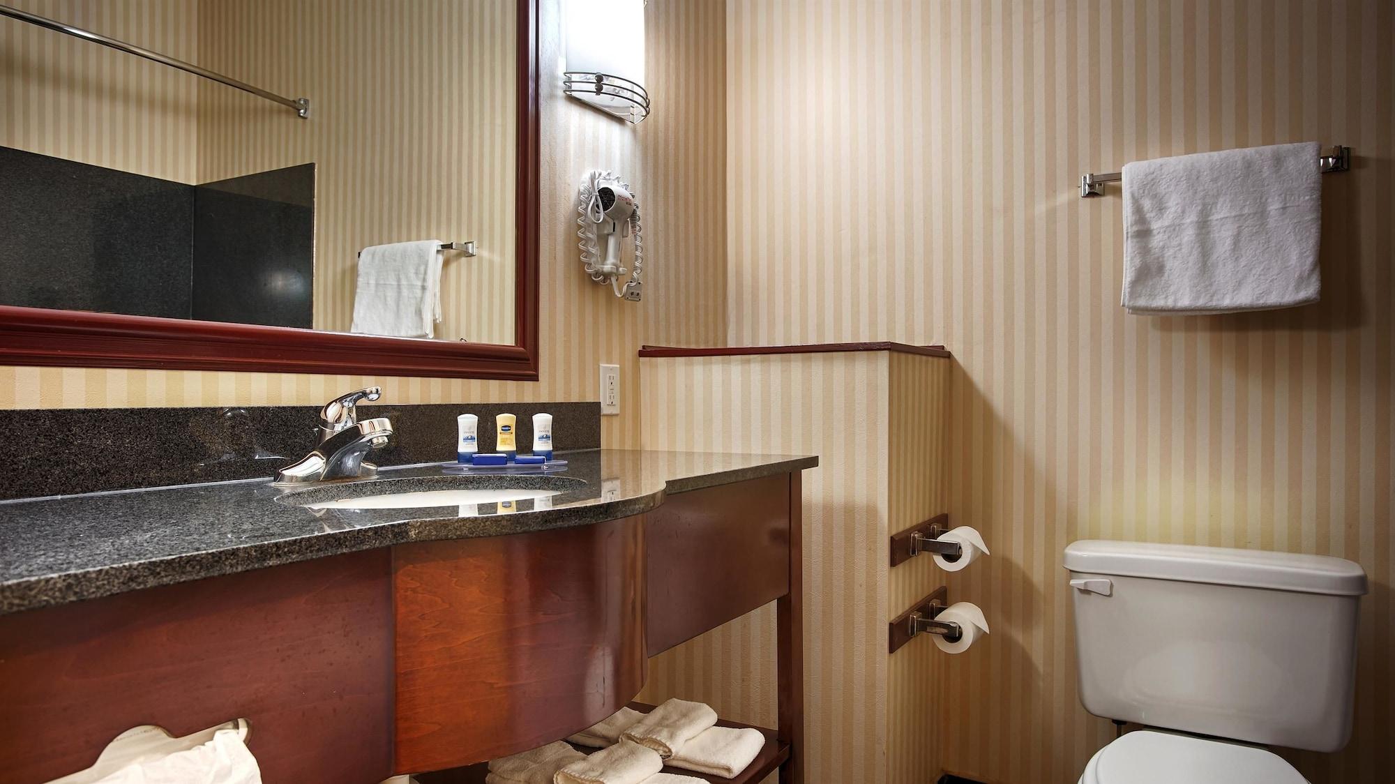 Hotel Baymont By Wyndham Mccomb Esterno foto