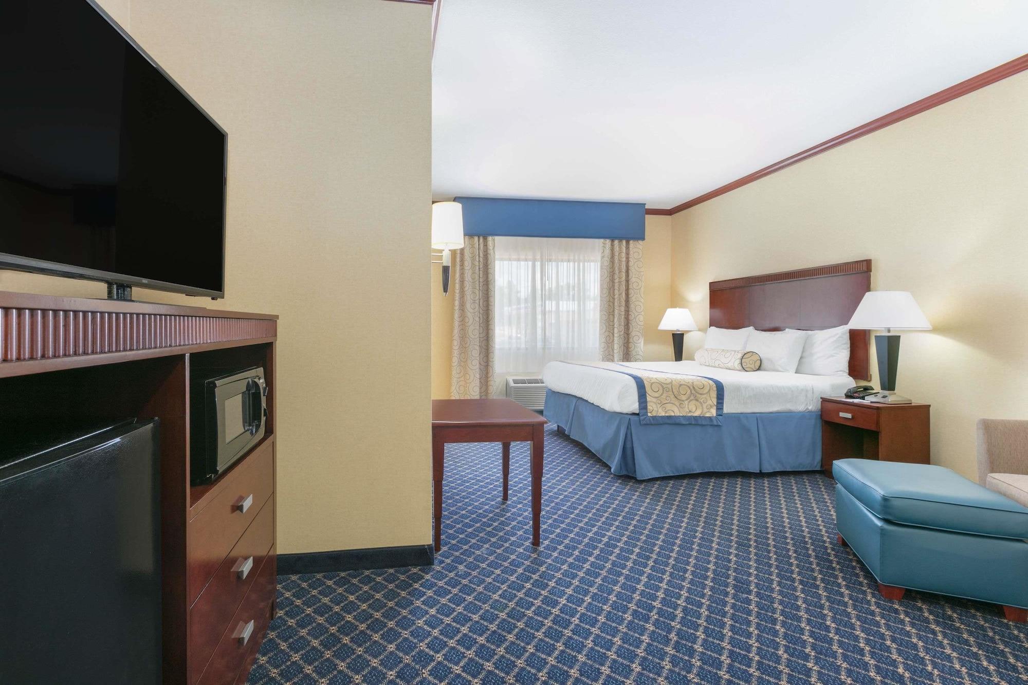 Hotel Baymont By Wyndham Mccomb Esterno foto